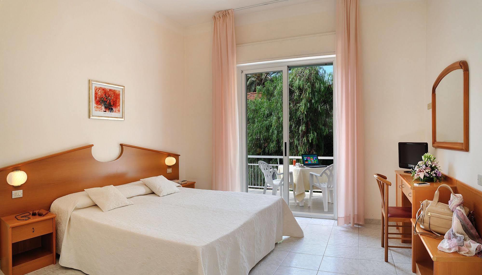 Hotel Helios Ντιάνο Μαρίνα Εξωτερικό φωτογραφία